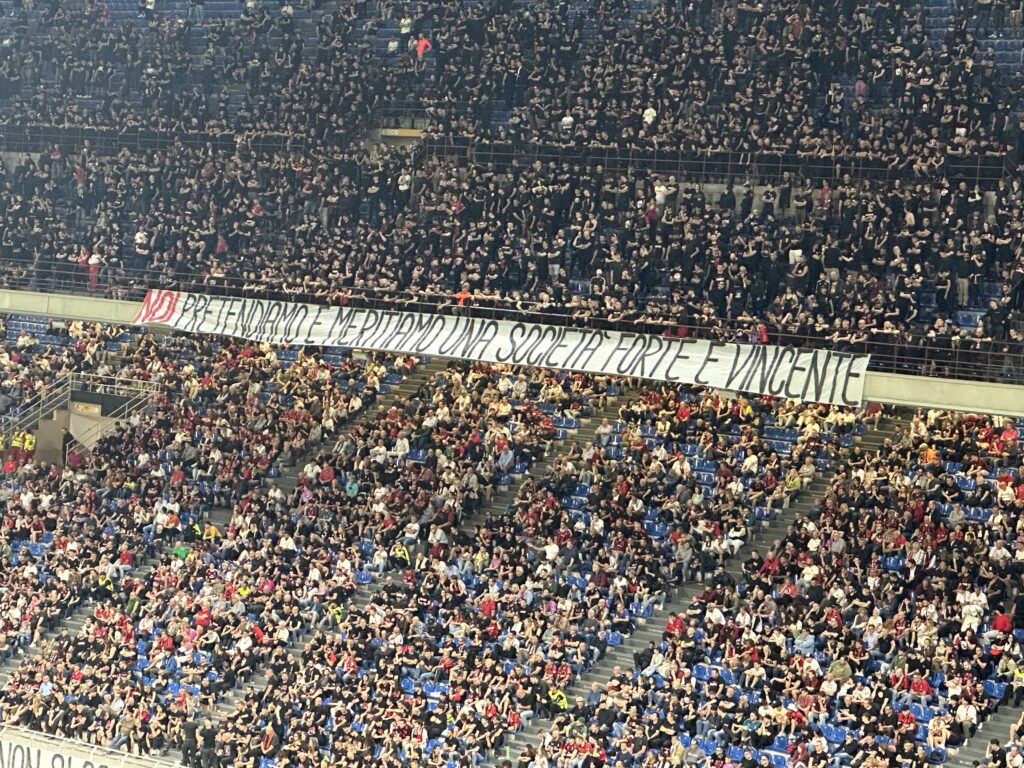 Milan la protesta dei tifosi