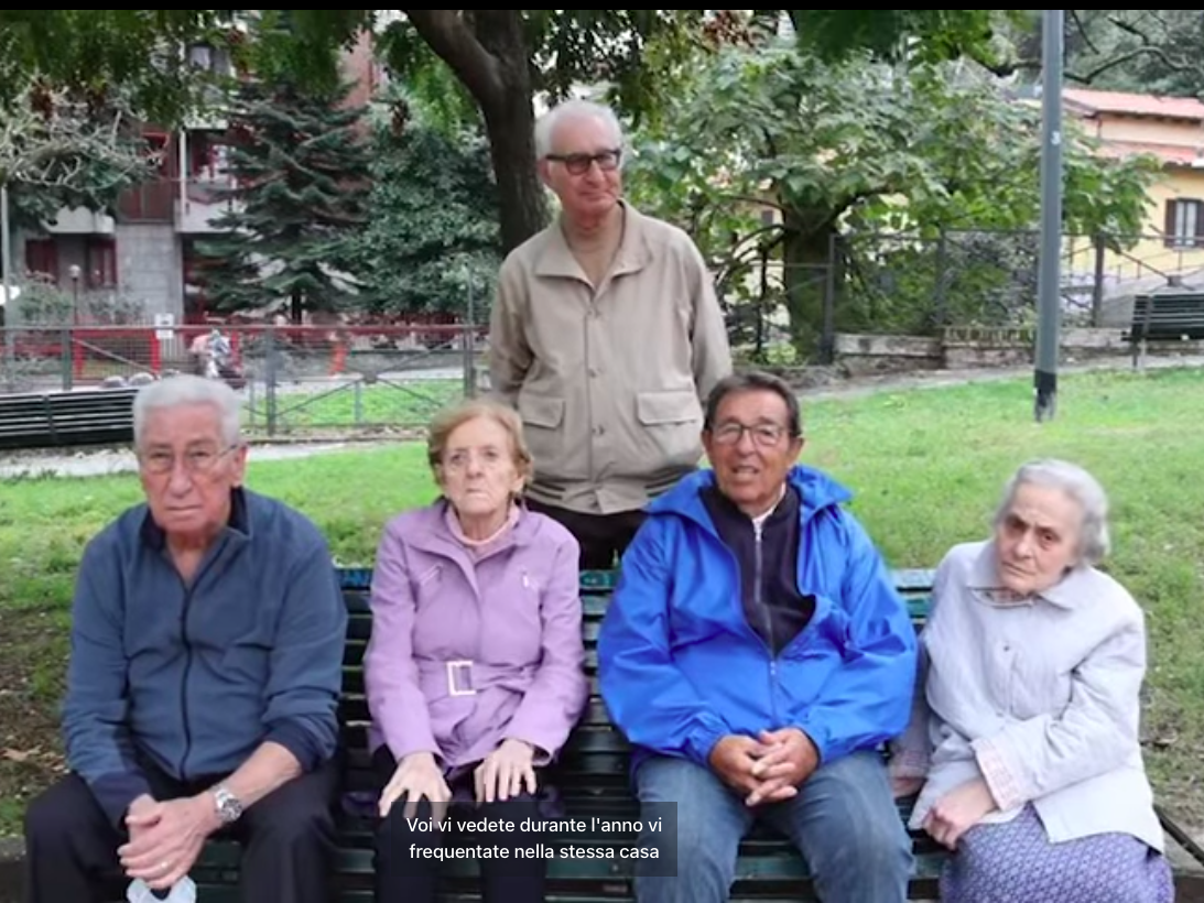 Sergio Francescatti in piedi dietro una panchina dove sono seduti Giancarlo Novara, Maria Luisa Rumi, Giuliano Lazzaroni e Graziella Ghisalberti.